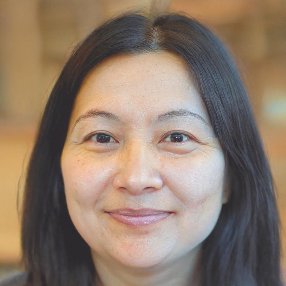 Portrait de Camille Rousseau, experte en finance comportementale